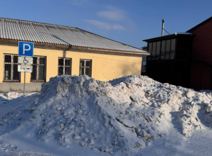 Парковку для инвалидов в Камне-на-Оби завалили снегом.