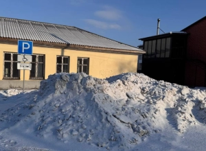 Парковку для инвалидов в Камне-на-Оби завалили снегом.