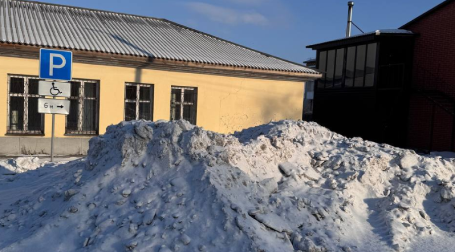 Парковку для инвалидов в Камне-на-Оби завалили снегом.