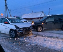 В Камне-на-Оби автомобиль такси попал в ДТП