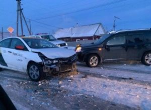 В Камне-на-Оби автомобиль такси попал в ДТП