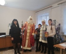 Полицейский Дед Мороз поздравил детей в Камне-на-Оби