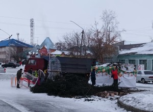 Городская ёлка в Камне-на-Оби рухнула на пешеходную зону