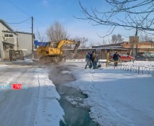 В Камне-на-Оби городские комунальщики устраняют аварию