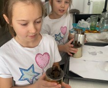 Школьники Барнаула помогают участникам спецоперации словом и делом.