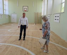 Депутат АКЗС Дмитрий Беляев приобрел защитные сетки на окна спортивного зала Прыганской СОШ