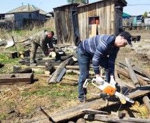 Волонтёры отряда Тыл.22 помогли семье мобилизованного в разборе мусора и лесопилке.