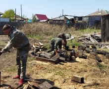 Волонтёры отряда Тыл.22 помогли семье мобилизованного в разборе мусора и лесопилке.