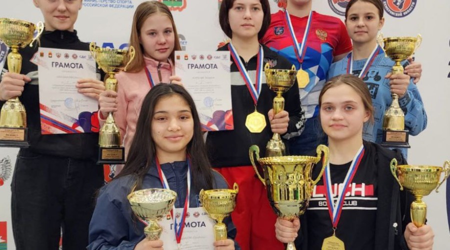 Каменские девушки привезли 3 из 8 золотых медалей по боксу
