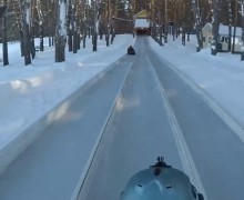 Самую длинную ледяную горку в России залили в Алтайском крае
