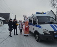 Полицейский Дед Мороз поздравил детей в Камне-на-Оби