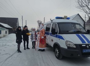 Полицейский Дед Мороз поздравил детей в Камне-на-Оби