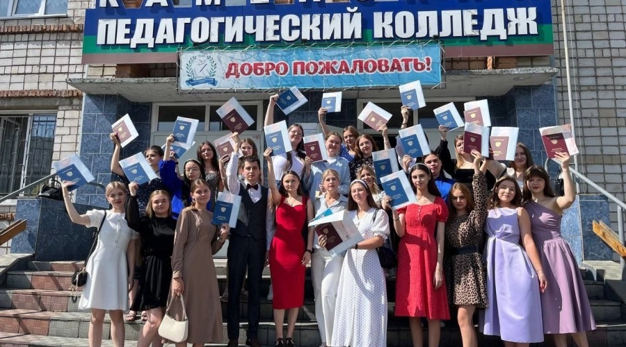 Выпуск 2025: Студенты 4 курса получили дипломы и вступили в профессиональную жизнь.