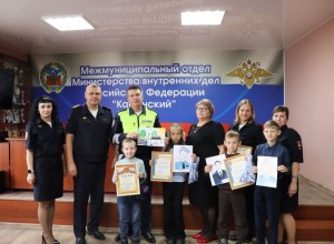 МО МВД России «Каменский» принял участие в отборочном этапе всероссийского конкурса детского рисунка «Мои родители работают в полиции - 2025»