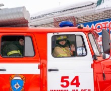 Мужчины Камня-на-Оби поздравляют всех женщин с 8 марта!