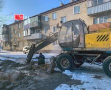 В Камне-на-Оби городские комунальщики устраняют аварию