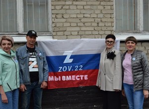Жители Камня-на-Оби плетут маскировочные сети для СВО в рамках Дня России и Дня города