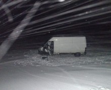 Сотрудники Каменской Госавтоинспекции проводят проверку по факту ДТП с участием малолетнего пассажира