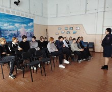 Сотрудники  Каменской Госавтоинспекции  провели урок безопасности на тему: «Засветись!»