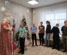 Полицейский Дед Мороз поздравил детей в Камне-на-Оби