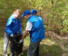 Студенты Каменского педагогического колледжа -  волонтёры отряда «Добро без границ» и активисты «Молодой гвардии» стали участниками городского субботника лесопарка вблизи озера Рица