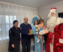 Полицейский Дед Мороз поздравил детей в Камне-на-Оби