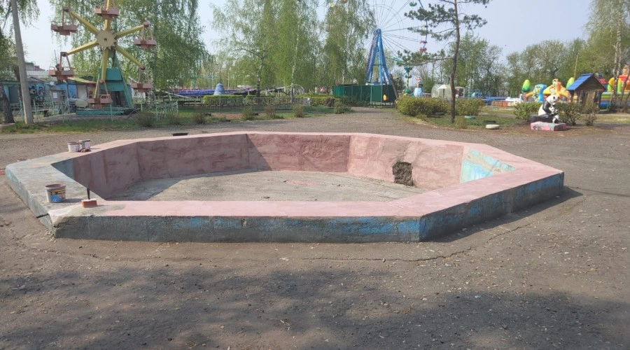 В городском парке культуры и отдыха города Камень-на-Оби начались  работы по восстановлению популярного фонтана.