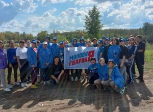 Студенты Каменского педагогического колледжа -  волонтёры отряда «Добро без границ» и активисты «Молодой гвардии» стали участниками городского субботника лесопарка вблизи озера Рица