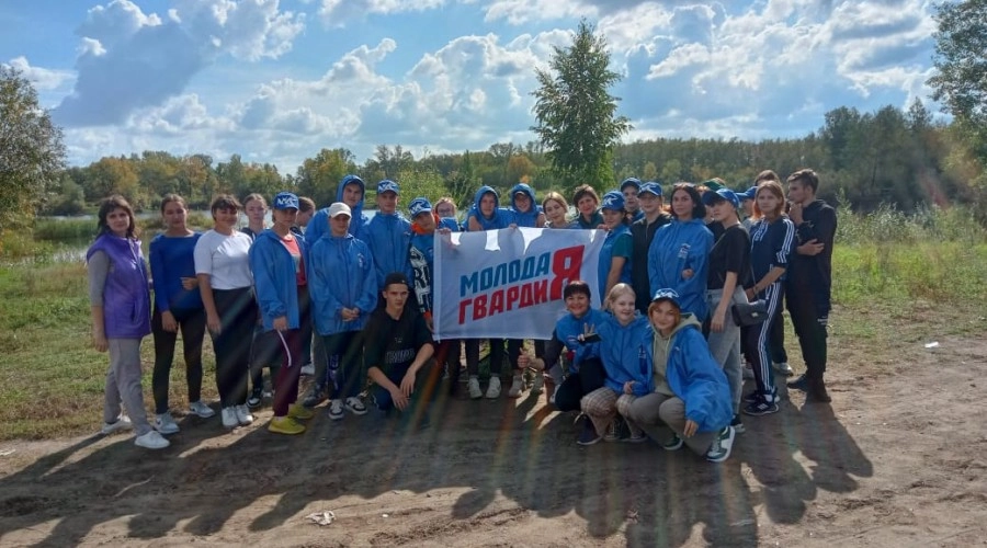 Студенты Каменского педагогического колледжа -  волонтёры отряда «Добро без границ» и активисты «Молодой гвардии» стали участниками городского субботника лесопарка вблизи озера Рица