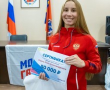 В Камне-на-Оби поздравили чемпионку России по женскому боксу Анну Аэдма