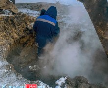 В Камне-на-Оби городские комунальщики устраняют аварию