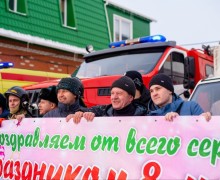 Мужчины Камня-на-Оби поздравляют всех женщин с 8 марта!