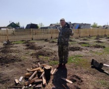 Волонтёры отряда Тыл.22 помогли семье мобилизованного в разборе мусора и лесопилке.