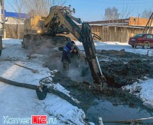 В Камне-на-Оби городские комунальщики устраняют аварию
