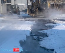 В Камне-на-Оби городские комунальщики устраняют аварию