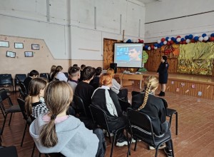 Сотрудники  Каменской Госавтоинспекции  провели урок безопасности на тему: «Засветись!»