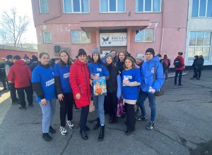 Молодогвардейцы Каменского местного отделения Партии Единая Россия поздравили жителей города с Днём Космонавтики.