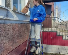 Активисты Каменского местного отделения ВОО Молодой Гвардии Единой России оказали помощь Дмитриенко Тамаре Ивановне.