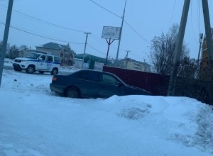 В Камне-на-Оби Toyota влетела в столб