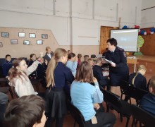 Сотрудники  Каменской Госавтоинспекции  провели урок безопасности на тему: «Засветись!»