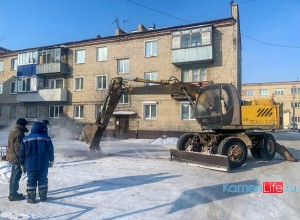 В Камне-на-Оби городские комунальщики устраняют аварию