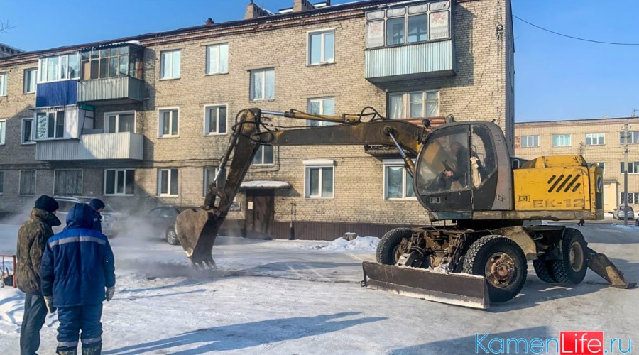 В Камне-на-Оби городские комунальщики устраняют аварию