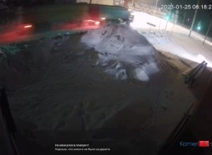 В Камне-на-Оби грузовик не вписался в поворот!