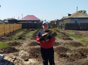 Волонтёры отряда Тыл.22 помогли семье мобилизованного в разборе мусора и лесопилке.