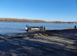 В Камне-на-Оби сегодня проходят тестовые заезды на аэролодке «Север 750К Лонг» — технологичная новинка в деле межсезонных перевозок!