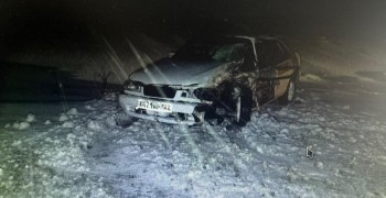 Сотрудники Каменской Госавтоинспекции проводят проверку по факту ДТП с участием малолетнего пассажира