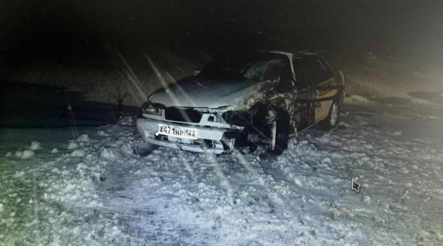 Сотрудники Каменской Госавтоинспекции проводят проверку по факту ДТП с участием малолетнего пассажира