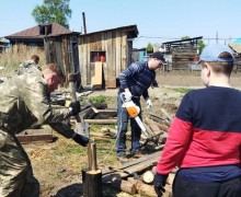 Волонтёры отряда Тыл.22 помогли семье мобилизованного в разборе мусора и лесопилке.