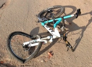 Сотрудники Каменской Госавтоинспекции проводят проверку по факту ДТП с участием несовершеннолетнего велосипедиста