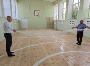 Депутат АКЗС Дмитрий Беляев приобрел защитные сетки на окна спортивного зала Прыганской СОШ